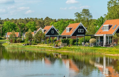 Otterlo House | Experience Cube Elite Plus 6 with Pool and Lake Views