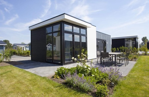 Nijkerk House | Relax at Cube la Mer 4: Lake Views & Family-Friendly Comfort