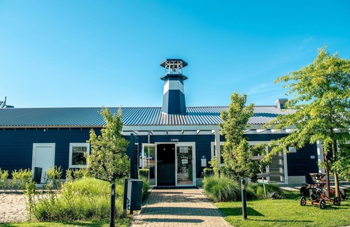 Nijkerk House | Relax at Cube la Mer 4: Lake Views & Family-Friendly Comfort