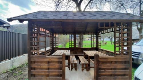 Yasinya House | Cozy Cube: Family-Friendly Stay with Hot Tub & Dining