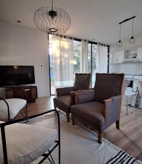 General Roca Apartment | Family-Friendly Stay at Cubil Azul: 2-Bedroom Container