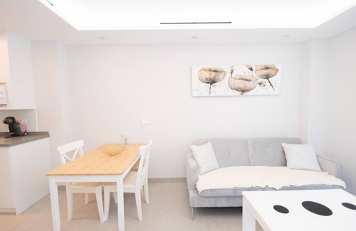 Benalmadena Apartment | Modern Comfort at Cubo's Apartamento Tivoli B4 with AC