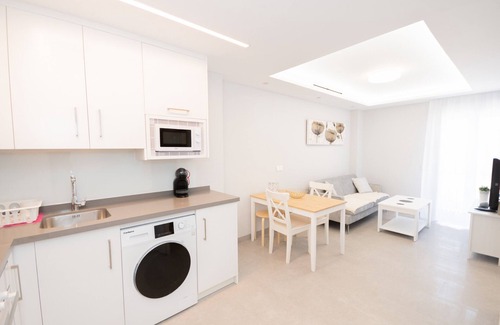 Benalmadena Apartment | Modern Comfort at Cubo's Apartamento Tivoli B4 with AC