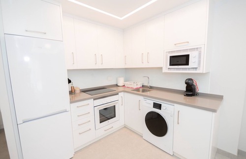 Benalmadena Apartment | Modern Comfort at Cubo's Apartamento Tivoli B4 with AC
