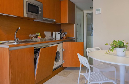 Torrequebrada Apartment | Cubo's Beach Side Los Patos Apartment & Parking/community pool/close to the beach/air conditioning/free Wi-Fi