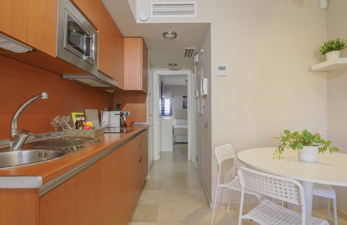 Torrequebrada Apartment | Cubo's Beach Side Los Patos Apartment & Parking/community pool/close to the beach/air conditioning/free Wi-Fi