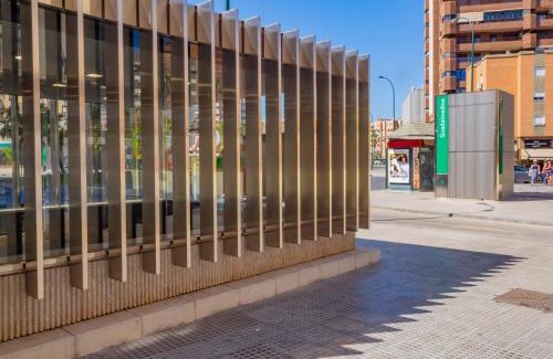 Perchel Sur Apartment | Family-Friendly Stay at Cubo's Cuartelejo Malaga Apartment