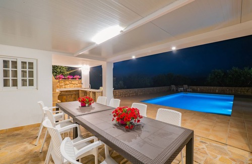 Alhaurin el Grande Cottage | Experience Comfort at Cubo's La Luz del Valle with Pool