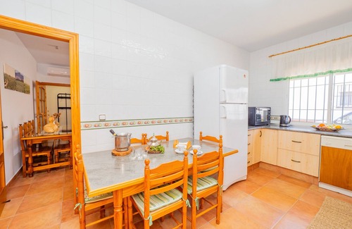 Alhaurin de la Torre Cottage | Experience Cubo's Riad de Maruchi: Private Pool & Free WiFi