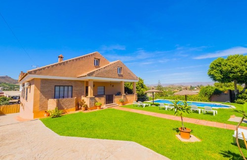 Alhaurin de la Torre Villa | Relax at Cubo's Villa Plumaria de Alhaurin with Pool Access