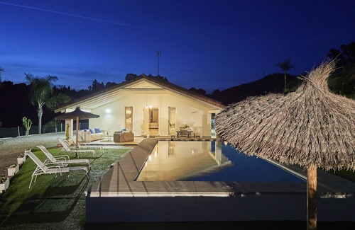 Alhaurin el Grande Villa | Experience Cubo's Villa Loft Monte Perdido: 9.8 Rated Retreat
