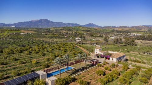 Coin Villa | Relaxing Stay at Cubo's Villa with 20m Pool and Family Fun