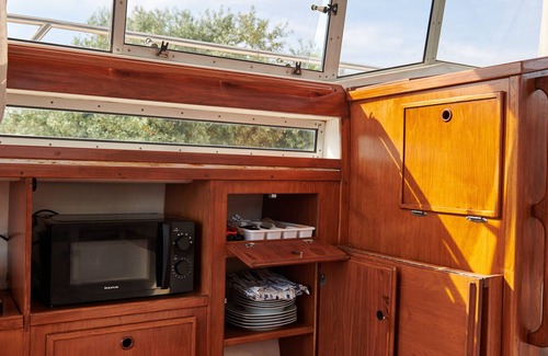 Chinchon Boat Rental | Discover Cuchi Boat: Pet-Friendly Retreat with Spa & Pool