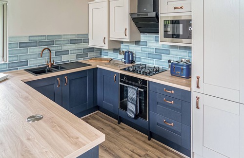 Westbrook Court Cottage | Ideal Lodge for Family Retreats with Private Hot Tub