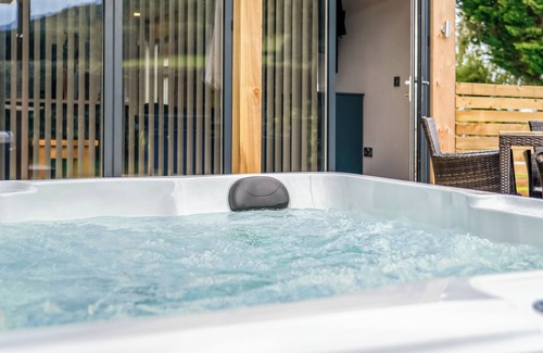 Westbrook Court Cottage | Ideal Lodge for Family Retreats with Private Hot Tub