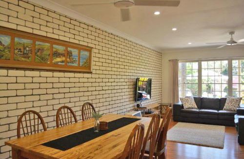 Nelson Bay House | Cozy Cuddles Cottage: Family and Pet-Friendly Getaway