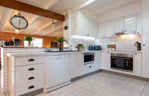 Currarong House | Relaxing Retreat at Cudgee – Steps from the Beach