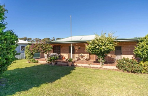 Currarong House | Relaxing Retreat at Cudgee – Steps from the Beach