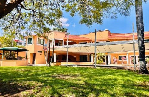 Tres de Mayo Villa | Relaxing Cuernavaca Pascua Quinta with Pool for 28 Guests
