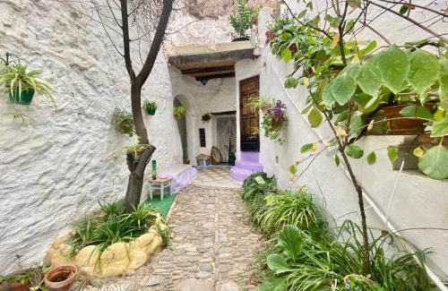 Sacromonte Apartment | Enchanting Views of Alhambra from a Family-Friendly Cave