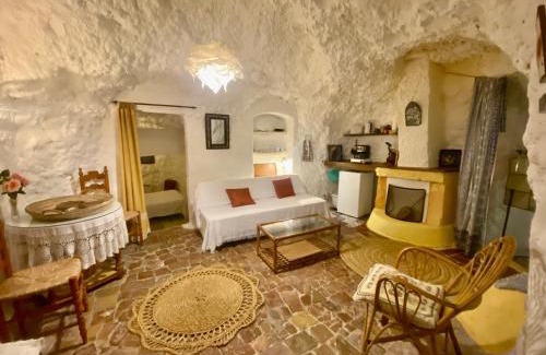 Sacromonte Apartment | Enchanting Views of Alhambra from a Family-Friendly Cave