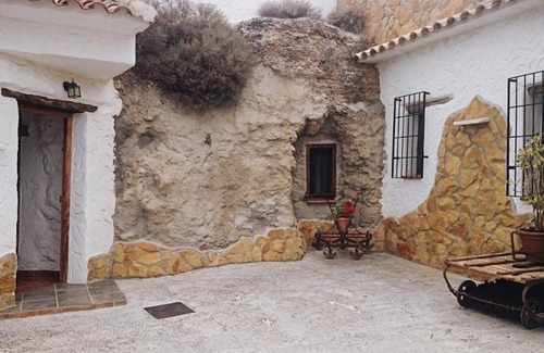 Gor Apartment | Pet-Friendly Retreat at Cuevas El Atochal - Rated 8/10