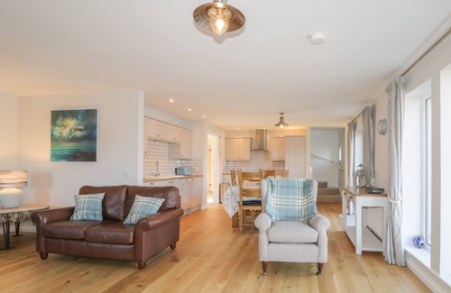 Breakish Cottage | Cozy CUILLIN SHORES: Family-Friendly Retreat in Broadford
