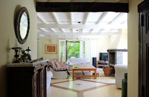 Carilo House | Elegant Cul de Sac Hotel: Family-Friendly Retreat 9.3/10