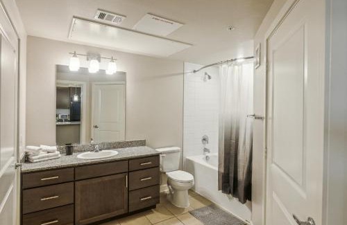 Southeast Houston Apartment | Cullen 7309 I Corporate 1bd Apartment I Parking