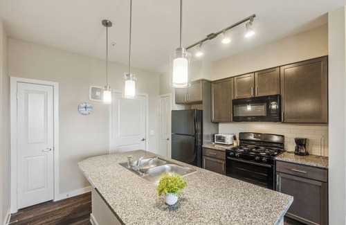 Southeast Houston Apartment | Cullen 7309 I Corporate 1Bd Apartment I Parking