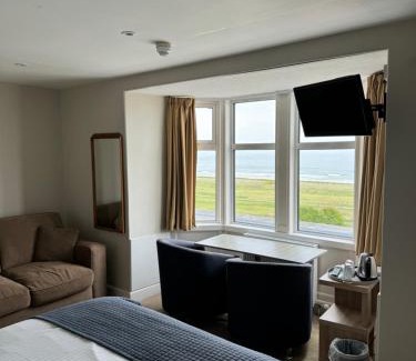 Cullen Hotel | Discover Cullen Bay Hotel: Pet-Friendly & Family-Oriented Stay