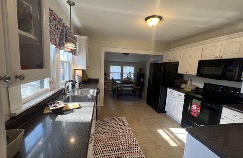 Cullman House | Top-Rated Cullman City Cottage near I-65 with Kitchen