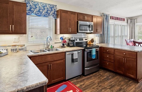 Delong House | Pet-Friendly Culver Lodge: 3BR Oasis by Lake Max
