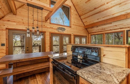 Afton Cabin | Relax at Cumberland Cabin with Boat Slip & Pool Access