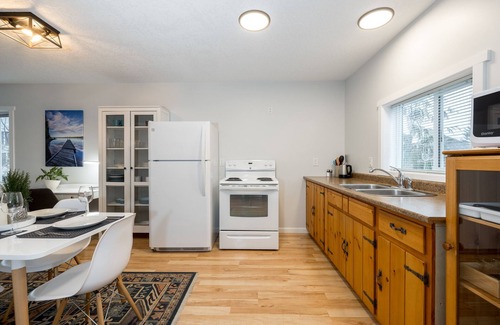 Cumberland Apartment | Rated 10/10: Cumberland Guesthouse with Family Suite Amenities