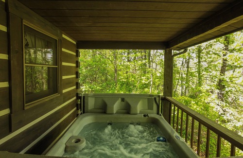 Logan Cabin | Exceptional Cumberland Retreat in Hocking Hills - Pet Friendly