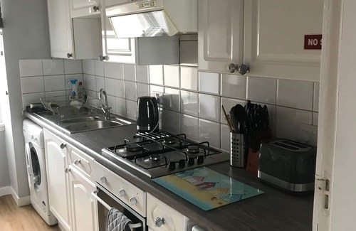 Largs Apartment | Top-Rated Cumbrae View Apartment with Oceanfront Pool
