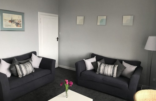 Largs Apartment | Top-Rated Cumbrae View Apartment with Oceanfront Pool