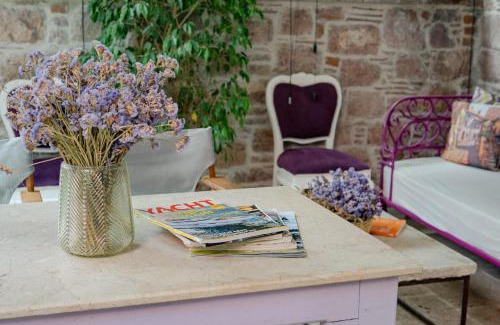 Ayvalik Bed & Breakfast | Discover Cunda Mor Limon Otel for Your Next Getaway