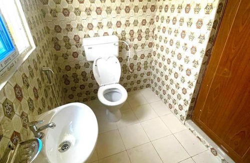 Khanapara House | Cozy Cupidtrails Backpacker's Penthouse with Hot Tub Access