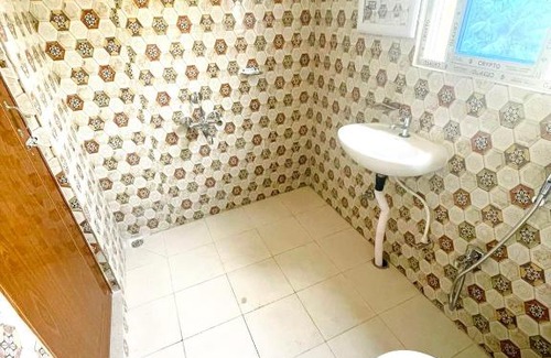 Khanapara House | Cozy Cupidtrails Backpacker's Penthouse with Hot Tub Access