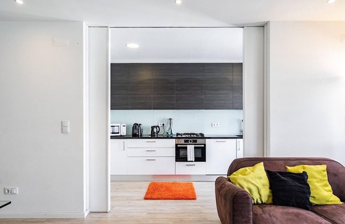 Sao Jorge de Arroios Apartment | Cozy Curl Apartment with Wi-Fi, Balcony & Garage Access
