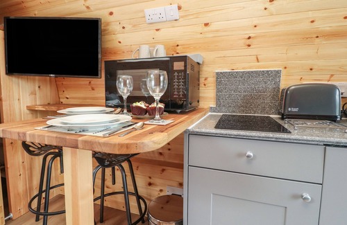 Knott End-on-Sea Cottage | Romantic Getaway at Curlew Corner with Hot Tub in Lancaster