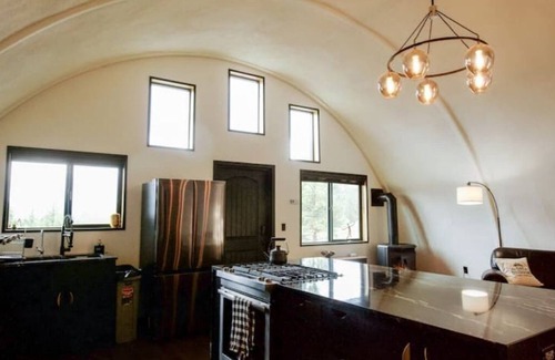 Republic House | Inviting Curlew Earth Home: Mountain & Valley Views Await