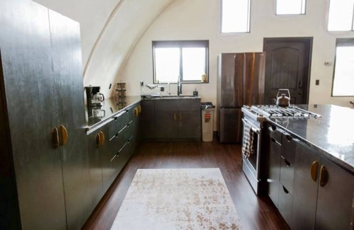 Republic House | Inviting Curlew Earth Home: Mountain & Valley Views Await