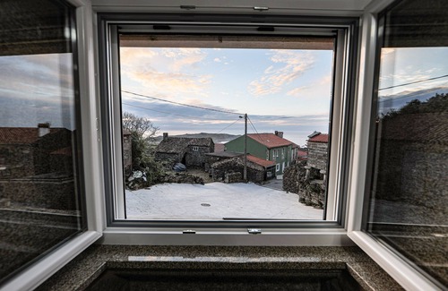Tourinan Apartment | Oceanfront Curras Touriñan Apartment with Pool & Spa
