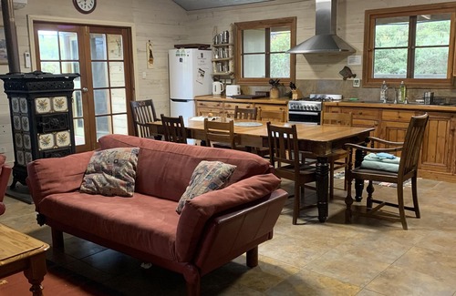 Newland Cottage | Relaxing Currawong Cottage with Spa & Ocean Views
