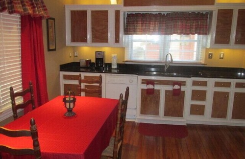 Bat Cave Cottage | Ideal Getaway with Kitchen & Breakfast – Book Your Stay!