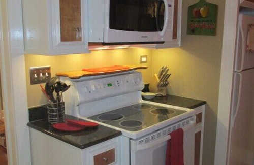 Bat Cave Cottage | Ideal Getaway with Kitchen & Breakfast – Book Your Stay!
