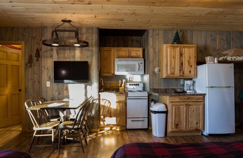 Rice Lake Cabin | Experience Comfort at Curriers Lakeview Lodge - Rated 9.2/10